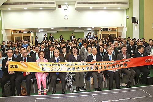 圖為張海迪出席香港復(fù)康會(huì)60周年研討會(huì)