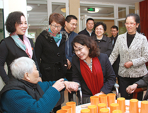圖為張海迪和老人親切交談 圖為張海迪和老人親切交談