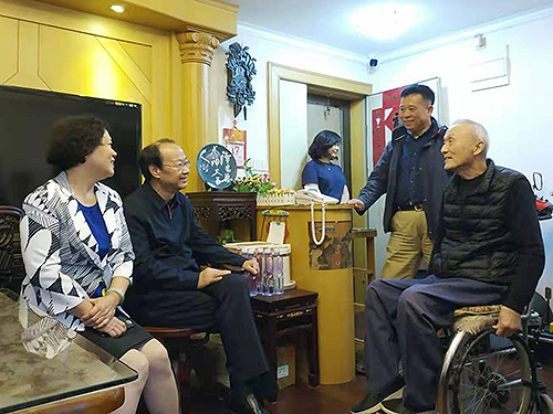 圖為周長奎走訪慰問殘疾人家庭 圖為周長奎走訪慰問殘疾人家庭